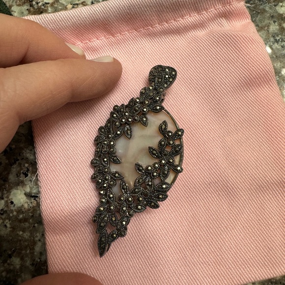 Vintage Mother of Pearl brooch - Picture 6 of 6